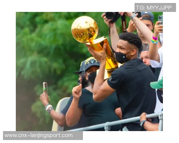 快船与小牛激战正酣球星对决引发球迷热议与期待